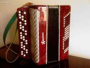 Продам Баян Кремінне вишневого цвета с чемоданом, в отличном состоян