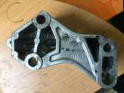 Б/у кронштейн крепления головки блока цилиндров Renault